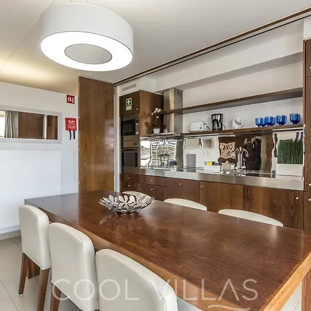 Ocean's Nest - Walking Distance To Apartamento